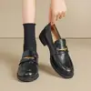Mocassins confortáveis de sola grossa para mulheres, nova moda outono 2026 estilo britânico versátil sapatos sem cadarço com saltos grossos, sapatos pequenos de couro