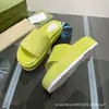 Pantuflas de Marca g de Gama Alta de Colores Caramelo con Letras y Suelas Gruesas, que Aumentan la Altura, Nuevo Modelo 2026, Estilo Informal Versátil de Moda, Suministro Directo de Fábrica