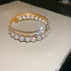 Pulsera abierta de doble capa estilo retro francés con perlas y diamantes incrustados, una pieza de joyería lujosa y de alta gama con un diseño único