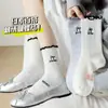 Meias Femininas Atacado Acheng para Primavera e Outono, Feitas de Algodão Penteado, Comprimento Médio até a Panturrilha, com Cores Contrastantes, Bordado de Laço, Bordas Franzidas e Doce Design em Camadas