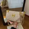 A bolsa quadrada pequena popular deste ano é a nova bolsa de ombro e transversal estampada retrô da moda 2026, com um toque de luxo e uso versátil como bolsa para celular.