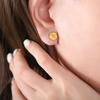 Aretes de moda para la oreja con diseño nicho directo de fábrica, acero de titanio chapado en oro, estrellas y luna en relieve, temperamento