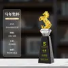 Trofeo de Cristal 2026 Trofeo Personalizado del Año del Caballo Premios de Reunión Anual Diseño Gratuito Grabado Souvenir para Empleado Destacado