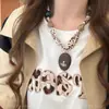 Collar Planeta Amor Estampado Leopardo Retro Maillard para Mujer Bufanda de Seda de Alta Gama Colgante en Forma de Corazón Cadena para Suéter Accesorios Personalizados
