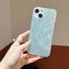 Funda de doble capa con diseño de plumas y puntos ondulados en verde menta para iPhone 15, ProMax, 14 y 13.