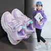 Tênis esportivos infantis para meninas, novo modelo primavera/verão 2026, tênis de corrida respiráveis com sola macia para crianças maiores, sapatos infantis casuais antiderrapantes