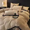 Conjunto de cama de quatro peças em veludo de leite de alta densidade, Grau A, com borda larga, apresentando um luxuoso padrão jacquard, projetado para o calor do inverno e com fronhas e lençol de cama com forro de fleece.