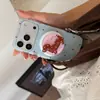 Fondo azul con puntos rojos, diseño de salchicha, funda de teléfono magnética para iPhone 18 Pro Max, también apta para 16 Pro y 17 Pro