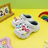 Nuevos zuecos infantiles florales rosa y amarillo transfronterizos con suelas gruesas para uso en exteriores, pantuflas de playa para bebé, sandalias de exterior