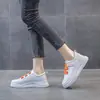 Nuevas Zapatillas Blancas de Color Sólido con Velcro para Aumentar Altura para Mujer, Temporada Primavera/Verano 2026, Zapatos Deportivos Modernos Estilo Coreano para Mujeres Bajitas