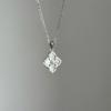 Collar con colgante de trébol de cuatro hojas de nácar blanco de alta calidad en plata de ley S925 repujada estilo corte retro, cadena de clavícula de lujo ligero para mujer