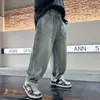 Ropa nueva para niños 2024 jeans para niños pantalones de primavera y otoño pantalones exteriores geniales y modernos para niños callejera frita para exteriores