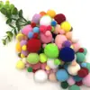 Encontre uma fábrica para personalizar pompons de alta elasticidade em degradê, tamanhos e cores mistos, bolas de pelúcia para acessórios de artesanato de educação infantil, disponíveis em estoque