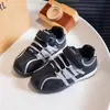 Sapatos Infantis 2026 Outono Novo Modelo Tênis Casuais Versáteis para Meninos Estilo Coreano Confortáveis Tênis de Treino Modernos para Meninas