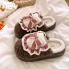As novas pantufas estilo princesa com laço da Hamudin, projetadas para meninas, são perfeitas tanto para usar em ambientes internos quanto externos, oferecendo calor, resistência ao escorregamento e conforto. Estas pantufas de algodão fofas e delicadas estão disponíveis para atacado.