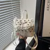 Mochila Nova Moda Primavera 2026 Mochila Casual Texturizada Personalidade Simples Bolinhas Femininas Bolsa de Viagem Fresca