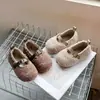 Zapatos Peludos de Moda Retro para Bebé 2026 Invierno Niñas Forro de Terciopelo Cálido Zapatos Mary Jane Suela Suave Zapatos de Algodón Peluche
