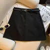 Foto real de la falda corta ajustada de línea A versátil de moda casual para mujer color café de cintura alta estilo coreano otoño 2026
