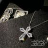 Broche italiano con gema de pétalo curvo y lazo de fritillaria de pétalo claro. Broche combinado con frasco de perfume.
