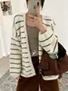 Cardigã de tricô listrado estilo preguiçoso de caimento solto, um novo item de moda outono/inverno, versátil e estiloso, com estética coreana, perfeito como suéter ou blusa feminina