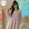 Bata larga de manga larga para mujer para primavera y otoño, con copas incorporadas, escote cuadrado, encaje y detalle de lazo. Es un estilo de jersey de longitud media que se puede usar como ropa de estar o como prenda exterior.