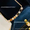 V Gold Versión Alta Nuevo Proceso CNC Collar de Panal para Mujer Chapado en Oro de 18K Colgante de Panal con Diamante Sonrisa Cadena de Clavícula