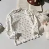 Ropa infantil para niñas de otoño con cuello medio alto, top estilo coreano 2026, nueva camisa de fondo con volantes para niños, camiseta floral