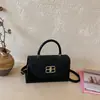 Bolsa de Ombro Nova Moda Primavera 2026 com Botão de Fecho Bolsa Transversal Tendência Bolsa de Mão com Textura Tecida Popular Bolsa Quadrada Pequena para Mulheres