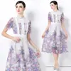 Foto Real do Vestido Original de Manga Curta Elegante Emagrecedor com Renda Vazada Solúvel em Água Posicionada de Comprimento Médio