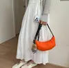 Bolsa de Design Exclusivo Moda Formato de Chifre Modelo Verão 2026 Versátil Bolsa de Ombro Transversal Feminina Bolsa de Axila Bolsa Meia-Lua