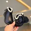 2026 Novas Botas Curtas para Meninas Primavera e Outono Sapatos de Couro de Princesa para Bebê Solado Macio Sapatos para Crianças Pequenas Botas de Algodão com Veludo Extra Zíper Lateral