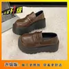 Sapatos Individuais Versáteis Retrô Estilo Britânico Mocassins Slip-On Tendência Sapatos de Couro com Solado Grosso para Mulheres Novo Modelo Outono 2025