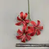 Nueva Flor de Lirio Dorado de 3 Cabezas Impresa en 3D Lirio Silvestre Decoración para Salón de Bodas Flor Artificial Exportación Directa Fabricante de Flores Artificiales Venta al por Mayor
