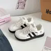 Tênis fofos versáteis de sola grossa estilo coreano, nicho para mulheres, novos sapatos de treino alemães para primavera e outono de 2026, casuais B5107