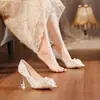 Novos Sapatos de Casamento de Renda, Bico Fino, Salto Agulha, Salto Alto com Flor de Cristal, Sapatos de Noiva, Sapatos de Salto Baixo Confortáveis