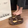 Zapatos de mujer de moda 2026 de un solo color con tacón oculto, versátiles zapatos Mary Jane de lunares con suela blanda y punta redonda con cierre de velcro, estilo coreano colección de otoño