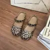 Sapatos Perfurados Estilo Ballet Modernos 2026 Primavera Novos Slip-On Vazados Estampa de Leopardo Planos Antiderrapantes Sandálias Fechadas