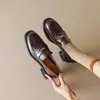 Xinyuda~Macio e Macio! Muito fácil de usar! Sapatilhas retrô de couro marrom com detalhes dourados, bico redondo e salto médio.