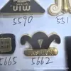 Venta Directa de Fábrica de Diversas Placas de Aleación de Zinc Marca Miao, Etiquetas de Letras Metálicas, Etiquetas Cosidas a Mano y Etiquetas para Ropa