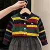 Ropa infantil estilo coreano 2026 colección otoño: cárdigan de punto a rayas bordado de moda y falda plisada bordada con letras para niñas