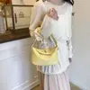 Bolso Pequeño Versátil para Mujer 2026 Nueva Moda Bolso Cubo de Cuero Suave Simple Bolso Cruzado de Moda para Verano Venta al por Mayor