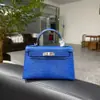 Mini bolso Kelly cosido a mano con hilo encerado de patrón de lagarto, forro de piel de vacuno de plena flor, detalles tachonados a mano de piel de oveja y herrajes de acero completo