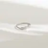 Moda Europea y Americana Ins Lujo Accesible Anillo de Diamantes Paso Anillo de Acero de Titanio Circonita Brillante Femenino Nicho Elegante Comida Anillo Versátil