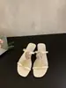 Primer Encuentro con las Sandalias Slip-On Redondas con Hebilla y Estampado de Mármol Estilo Vacaciones Francésas para Mujer, Adecuadas para Usar Afuera, Estilo Vacaciones Verano 2026, Combinadas con Faldas