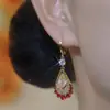 Brincos de Ouro com Fio Enrolado e Cravejados com Diamantes Vermelhos para Mulheres, Luxo Leve, Elegantes, Modernos, Design Inovador, Brincos Versáteis