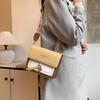 Bolso Cuadrado Pequeño Estilo Occidental Texturizado 2024 Nueva Moda Bolso de Mujer Correa Ancha para el Hombro Costuras en Color Contrastante Bolso de Hombro Bandolera para Viajero