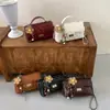 Bolsa quadrada pequena de moda transfronteiriça 2026, elegante e versátil, bolsa de ombro e transversal estilo Chanel para mulheres, bolsa de corrente de luxo para mulheres