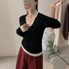 Camisa de punto de manga larga con cuello en V y contraste de color de dos piezas falsas para mujer, suéter interior relajado de estilo coreano nuevo para primavera y otoño.