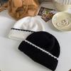 Gorro de lana elegante de estilo Chanel con contraste de colores para mujer, gorro de punto de lana de Corea del Sur, gorro cálido con protección para las orejas para el invierno.