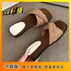 Pantuflas de exterior para mujer para el verano de 2025, nuevo modelo popular, de moda para personas menudas, de suela gruesa, que aumentan la altura, a la moda, versátiles y sandalias antideslizantes